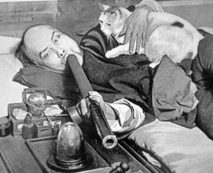 サンフランシスコのチャイナタウンでアヘンを吸う（1900年頃）（モノクロ写真