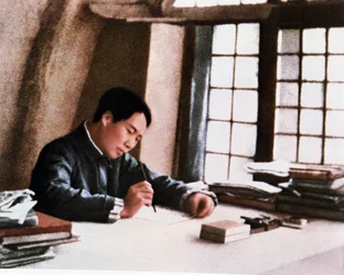 円安の洞窟で作品「長期戦から」を執筆する毛沢東