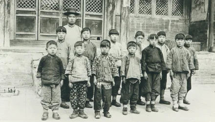 学校の先生と生徒たち