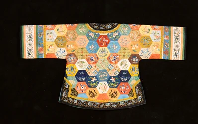 刺繍されたシルクの六角形で構成された中国のカジュアルなパッチワークコート