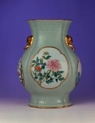 「四季の花」、1735-1795を描いた4つのエナメルの1つである、サクラとバラの金色の輪郭が描かれたエナメルを備えた、上質で非常に珍しい粉彩青磁花瓶