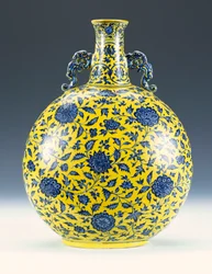 牡丹と蓮の模様の釉下青と黄色のエナメルを塗られたムーンフラスコ、c.1723-1735