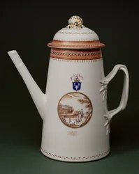 鎧のコーヒーポット、Machenzieの腕、1790年頃（磁器）