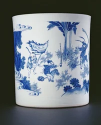 1630-44（磁器）、Chongzheng、ホビーホースで遊ぶ女性と少年で描かれた青と白のブラシポット（205936を参照）