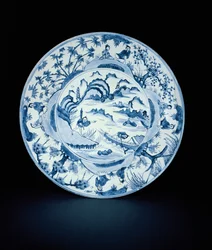 川のシーンで漁師が描いた青と白の皿、天起または崇正、1620-30（磁器）