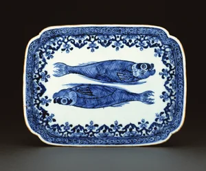魚で描いた青と白の輸出磁器皿（磁器）
