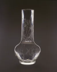 竹、霊芝の植物と岩が刻まれた瓶、乾隆の刻印と期間、1736-95（ガラス）