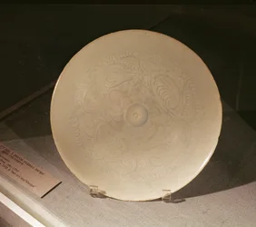 宋時代の江西省南昌、12〜13世紀の花器が刻まれた鉢（磁器）