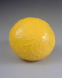 彫刻された碗、乾隆期（1736-95）（色ガラス）（272124も参照）