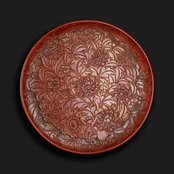 ベースにクアンデ（1426-36）のマークが刻まれた彫刻が施された皿、中華料理（木材に赤い漆）
