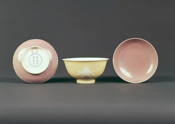 チエンルン時代の円形碗（1736-95）（セラミック）