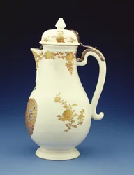 主に金箔で装飾されたマイセン形式のコーヒーポット、乾隆帝時代のグスタフガブリエルルード（1736-95）（磁器）（210133の側面図）