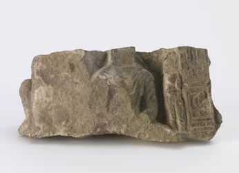 かけられた仏の胴、立っている菩薩、正面の2つのカルトゥーシュを示す断片、c.500