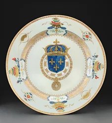 フランス国王の腕を備えた大型の装甲充電器、c.1730（磁器）