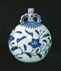 花の装飾が施された巡礼者の青と白のひょうたん、c.1403-24（セラミック）