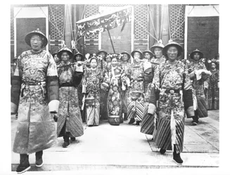TzU-Hsi（1835-1908）の肖像待機中の女性と警備員がいる中国のDowager皇后