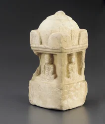 小さな仏舎利塔、ドーム型の屋根、4つの面すべてにくぼみを占める仏像、正方形の台座、分割期間、557-581