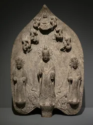 仏教の三つ組で奉納の石碑。中国北部、東魏王朝