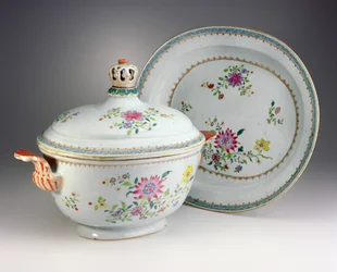 Tureen、カバーとスタンド、乾隆期、1736-95年（ファミールローズ磁器）