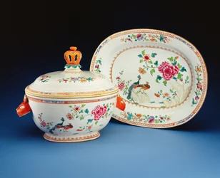 二重孔雀パターンで描かれたTureen、カバー、スタンド、乾隆期（1736-95）（磁器）