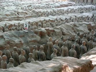 西安博物館、始皇帝の墓からの戦士とテラコッタの馬のピット