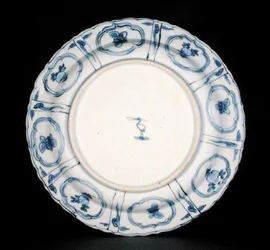 青と白のクラークプレートの下側、白鷺のマーク、ワンリ、1595-1605（磁器）（205990を参照）