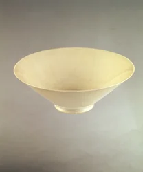 Ching-te-Chen窯のYung loワインカップ、1403〜25年頃（磁器）