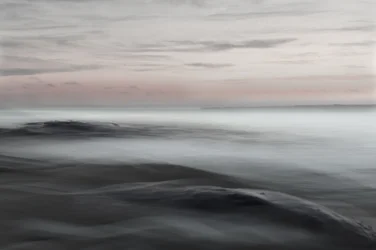 霧に包まれた海の静けさ