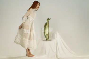 好奇心旺盛な女性と魚