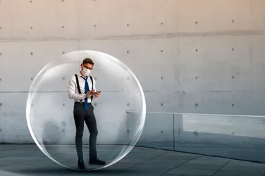「社会的バブル」の中の男