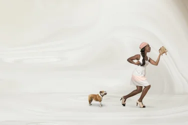 風変わりな女性と犬