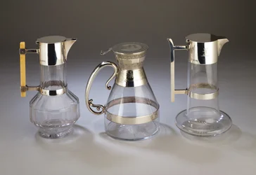 銀製のクラレット水差し、1882年。マウントに審美的なスタイルの装飾を施した電気メッキ取り付けクラレット水差し。シルバーマウントクラレット水差し、1880年、すべてHukin＆Heath製（カットガラス）