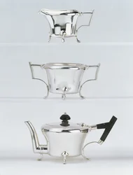 1878年に設計され、Hukin＆Heath（電気メッキと黒檀）によって作られた3ピースのお茶サービス