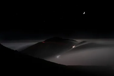 月明かりに照らされた山道