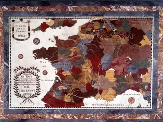 さまざまな地域のデコパージュが描かれた 17 世紀のフランスの地図。 テーブル エベネ ナポレオン 3 世は、1684 年頃のフランスを代表する硬い石、大理石、アルバトルのモザイク トップを支えています。テーブル トップは、グランド トリアノンのマリー アントワネットの家具の一部です。