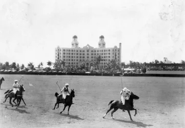 1928年3月18日、マイアミビーチのノーチラスホテルの前でのポロマッチ