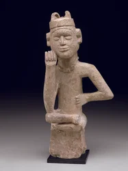 着席した男性像（ntadi）、19世紀後半または20世紀初頭（steatite）