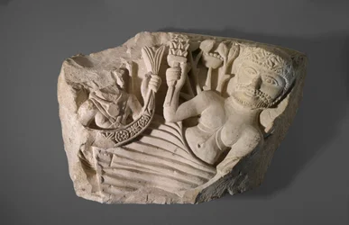 ナイルの神と大地の女神が描かれたアーチの一部、5～6世紀、ヘラクレアポリス・マグナ出土の可能性あり（石灰岩、塗料の痕跡あり