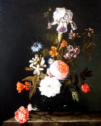 高台に置かれた花瓶の花の静物画（油彩・パネル）