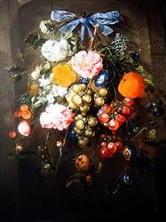青いリボンで結ばれた花と果実の静物画