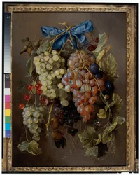 青いリボンをかけた釘にぶら下がるブドウ、チェリー、プラムの静物画