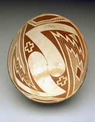 幾何学的なデザインのボウル、c.1000-1150（セラミック）