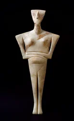 キクラデス美術：「女性小像」、シロス島出土の大理石製偶像。紀元前3000年。キクラデス文明（紀元前3200年から紀元前2000年）。寸法：46センチメートル。アテネ、国立考古学博物館