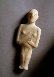 女性の偶像、図案化されたフィギア、白大理石、紀元前3200～2000年