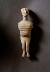 女性の偶像、図案化された置物、白大理石に黄土色の象嵌、紀元前3200～2000年