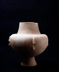 黄土色のインクルージョンが施された白い大理石の花瓶。キクラデス文明、紀元前3200年～紀元前2000年