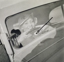 運転する女性、1930年代頃（グラビア）