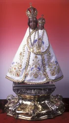 SvatáHoraの聖母マリア像（木、金属、布）