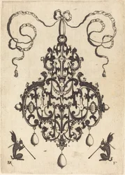 ラージ ペンダント、下部にラッパを持つ 2 つの翼のある空想上の生き物