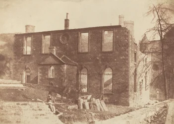 ウェイバリー駅の跡地にある解体中のグレノーキー夫人の礼拝堂、c. 1846. 作成者: David Octavius Hill、Robert Adamson。
